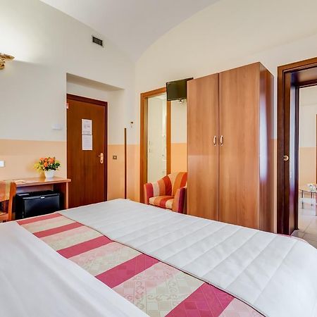 Domus Carmelitana Hotel Rome Bagian luar foto