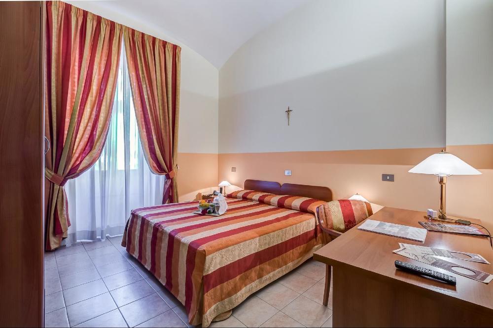 Domus Carmelitana Hotel Rome Bagian luar foto