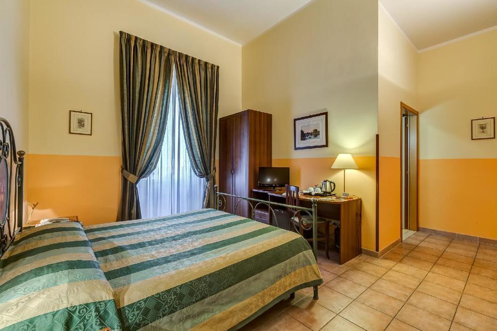 Domus Carmelitana Hotel Rome Bagian luar foto