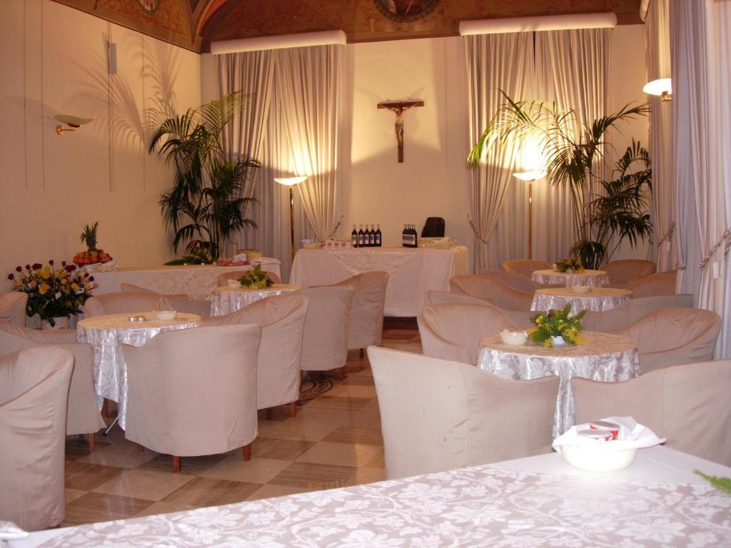 Domus Carmelitana Hotel Rome Bagian luar foto