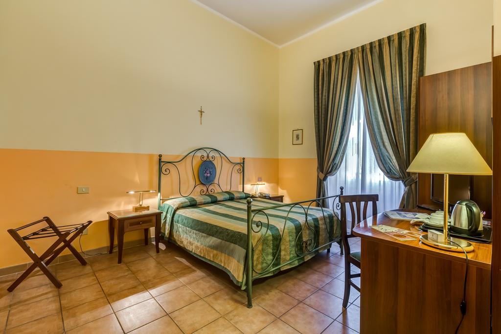 Domus Carmelitana Hotel Rome Bagian luar foto