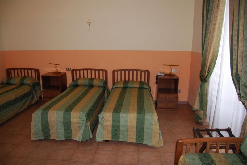Domus Carmelitana Hotel Rome Bagian luar foto