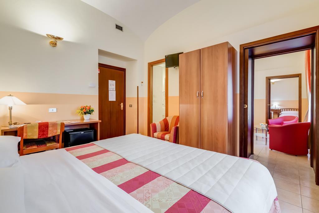 Domus Carmelitana Hotel Rome Bagian luar foto