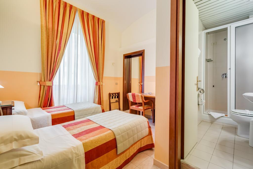 Domus Carmelitana Hotel Rome Bagian luar foto