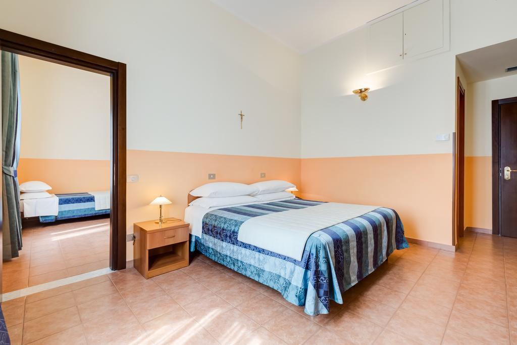 Domus Carmelitana Hotel Rome Bagian luar foto