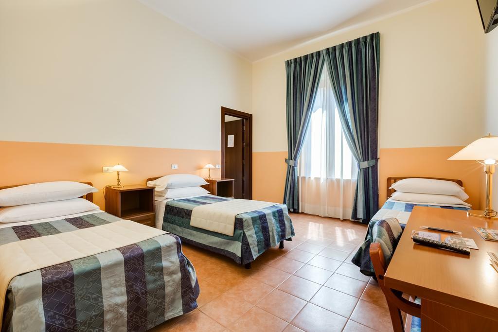 Domus Carmelitana Hotel Rome Bagian luar foto