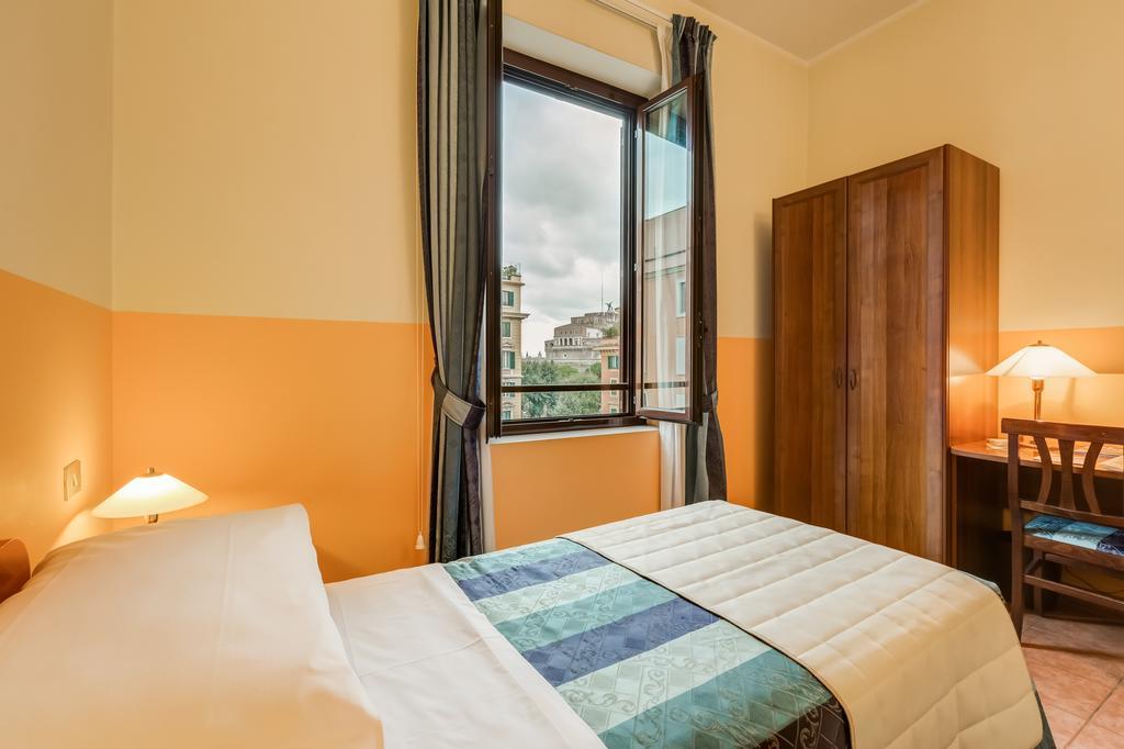Domus Carmelitana Hotel Rome Bagian luar foto
