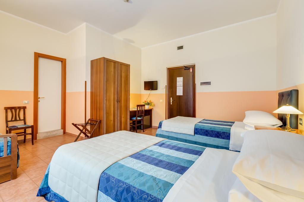 Domus Carmelitana Hotel Rome Bagian luar foto
