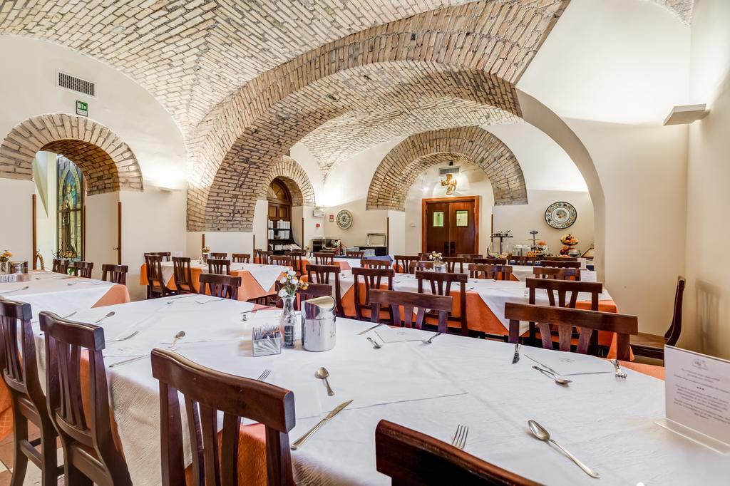 Domus Carmelitana Hotel Rome Bagian luar foto