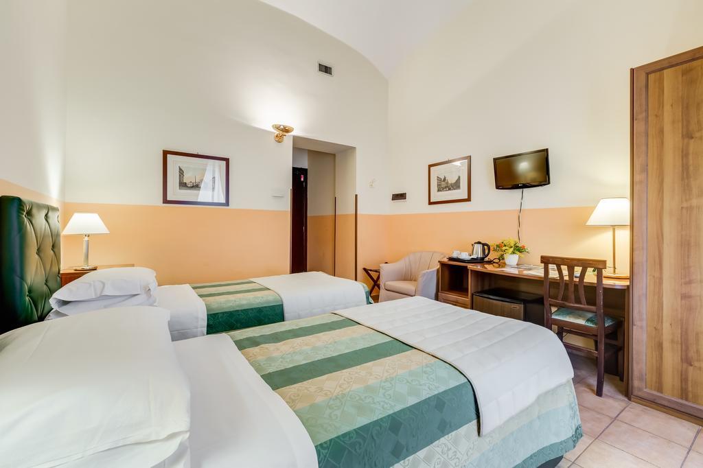 Domus Carmelitana Hotel Rome Bagian luar foto