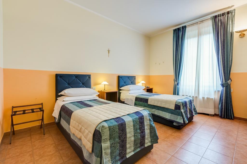 Domus Carmelitana Hotel Rome Bagian luar foto