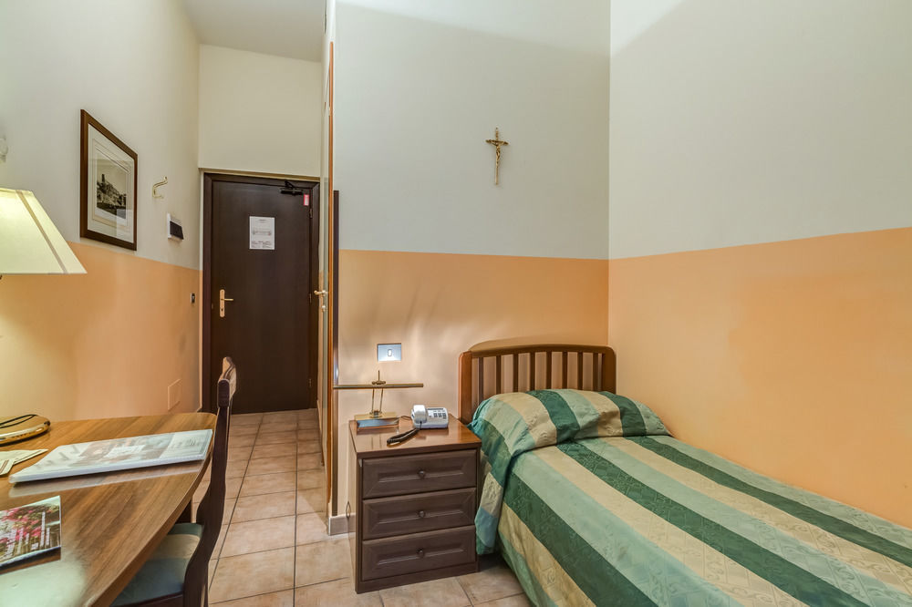 Domus Carmelitana Hotel Rome Bagian luar foto