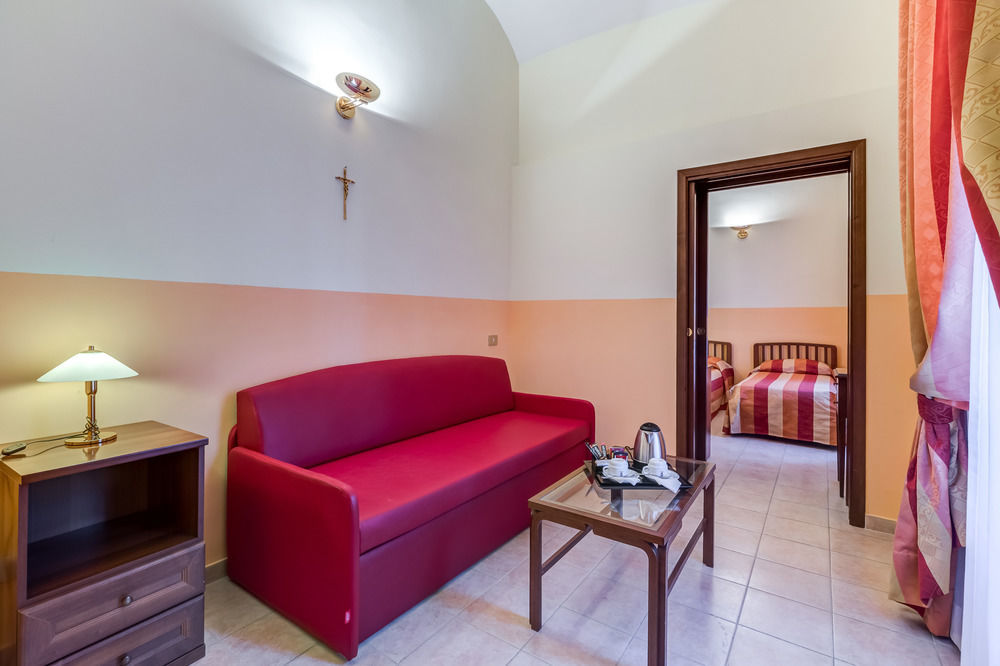Domus Carmelitana Hotel Rome Bagian luar foto