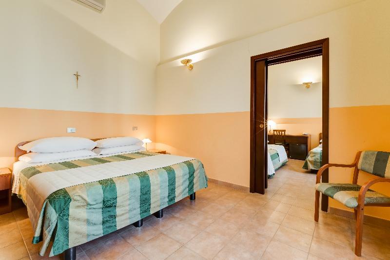 Domus Carmelitana Hotel Rome Bagian luar foto