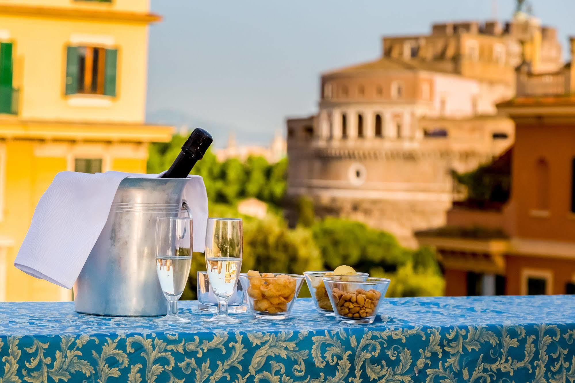 Domus Carmelitana Hotel Rome Bagian luar foto