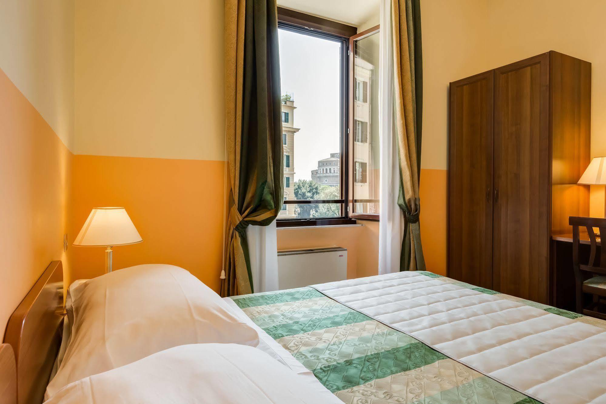 Domus Carmelitana Hotel Rome Bagian luar foto